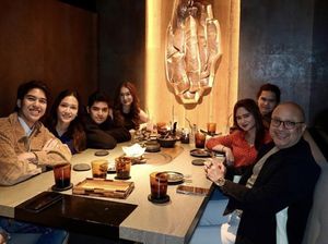 El Rumi Kompak Makan Bareng Keluarga Besar, Ini Potretnya