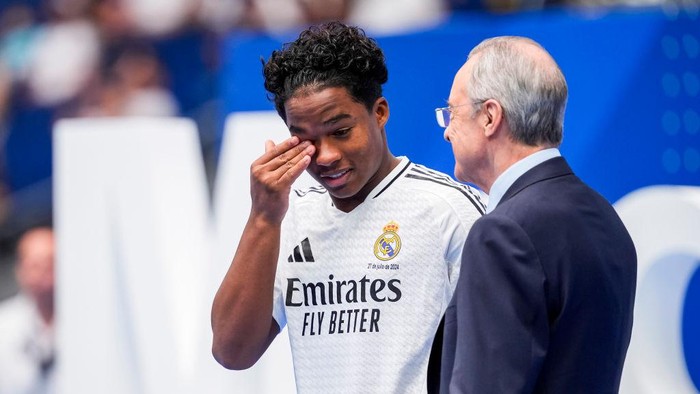 MADRID, SPAIN - JULY 27: Endrick Felipe Moreira de Sousa gets emotional during his presentation at Estadio Santiago Bernabeu on July 27, 2024 in Madrid, Spain. (Photo by Alberto Gardin/Eurasia Sport Images/Getty Images)