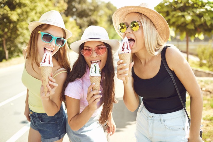 tata cara makan es krim