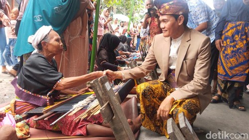 Festival Begawe Jelo Nyesek di Desa Sukarara, Lombok Tengah. Foto: (Edi Suryansyah/detikBali)