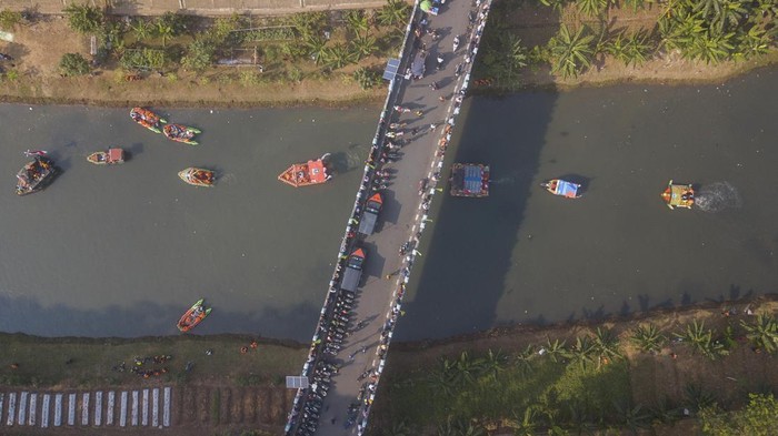 Sejumlah perahu berbahan limbah plastik saat pawai pada festival cinta lingkungan di aliran Kanal Banjir Timur (KBT) di Duren Sawit, Jakarta Timur, Sabtu (27/7/2024). Kegiatan yang diikuti 32 perahu berbahan limbah plastik buatan UPS (Unit Penanganan Sampah) Badan Air Dinas Lingkungan Hidup di 42 Kecamatan di wilayah DKI Jakarta dalam rangka memperingati hari sungai Nasional dan edukasi pengelolaan limbah plastik ke masyarakat. ANTARA FOTO/ Fakhri Hermansyah/nz