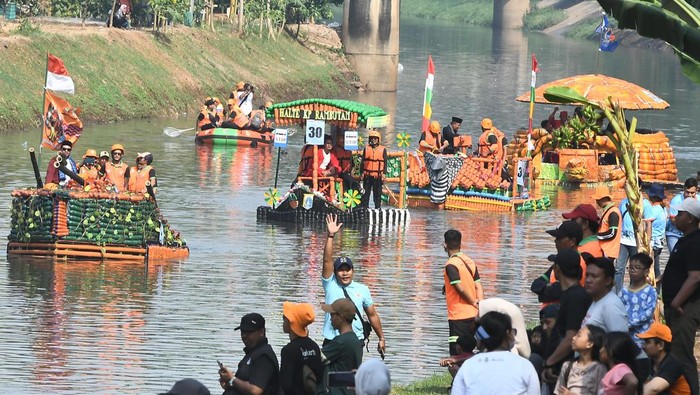Sejumlah perahu berbahan limbah  plastik saat pawai pada festival cinta lingkungan di aliran Kanal Banjir Timur (KBT) di Duren Sawit, Jakarta Timur, Sabtu (27/7/2024). Kegiatan yang diikuti 32 perahu berbahan limbah plastik buatan  UPS (Unit Penanganan Sampah) Badan Air Dinas Lingkungan Hidup di 42 Kecamatan di wilayah DKI Jakarta dalam rangka memperingati hari sungai Nasional dan edukasi pengelolaan limbah plastik ke masyarakat. ANTARA FOTO/ Fakhri Hermansyah/nz