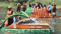 Kegiatan yang diikuti 32 perahu berbahan limbah plastik buatan UPS (Unit Penanganan Sampah) Badan Air Dinas Lingkungan Hidup di 42 Kecamatan di wilayah DKI Jakarta dalam rangka memperingati Hari Sungai Nasional.