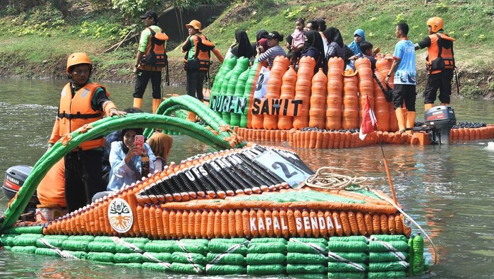 Sejumlah perahu berbahan limbah  plastik saat pawai pada festival cinta lingkungan di aliran Kanal Banjir Timur (KBT) di Duren Sawit, Jakarta Timur, Sabtu (27/7/2024). Kegiatan yang diikuti 32 perahu berbahan limbah plastik buatan  UPS (Unit Penanganan Sampah) Badan Air Dinas Lingkungan Hidup di 42 Kecamatan di wilayah DKI Jakarta dalam rangka memperingati hari sungai Nasional dan edukasi pengelolaan limbah plastik ke masyarakat. ANTARA FOTO/ Fakhri Hermansyah/nz