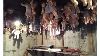 Bagaimana ketika kamu menemukan ruang bawah tanah dengan puluhan boneka tergantung di bagian atasnya? Foto: Reddit via Boredpanda