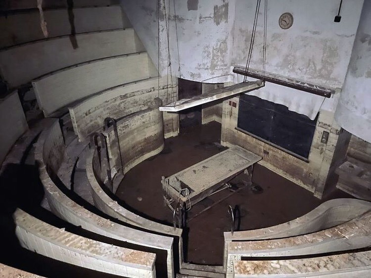 Foto Basement Mengerikan