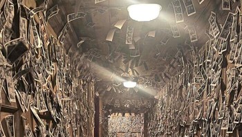 Bayangkan jika kamu musti melintasi lorong ini sendirian dan lampu mulai berkedip-kedip. Foto: Reddit via Boredpanda