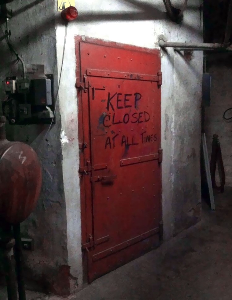 Foto Basement Mengerikan