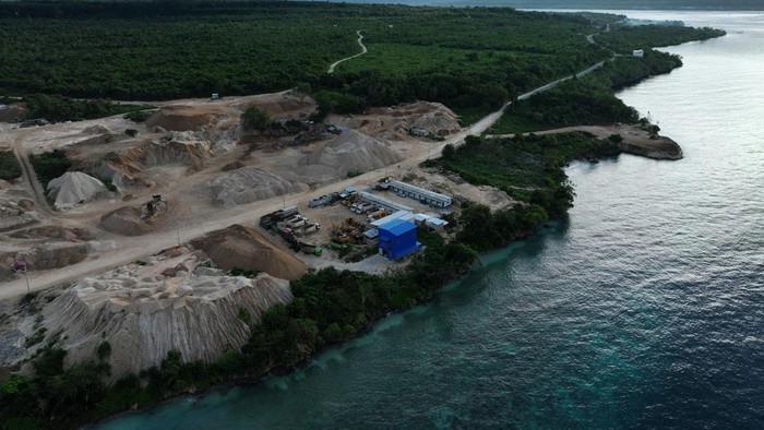 Foto udara tumpukan batu gamping di salah satu perusahaan di Kecamatan Mawasangka Tengah, Buton Tengah, Sulawesi Tenggara, Sabtu (27/7/2024). Pemerintah setempat melalui Dinas PUTR membuka wilayahnya untuk areal pertambangan batu gamping yang diharapkan bisa memberikan dampak positif seperti menciptakan lapangan pekerjaan bagi masyarakat serta dapat meningkatkan pendapatan dan pertumbuhan ekonomi di wilayah tersebut. ANTARA FOTO/Jojon/nz.