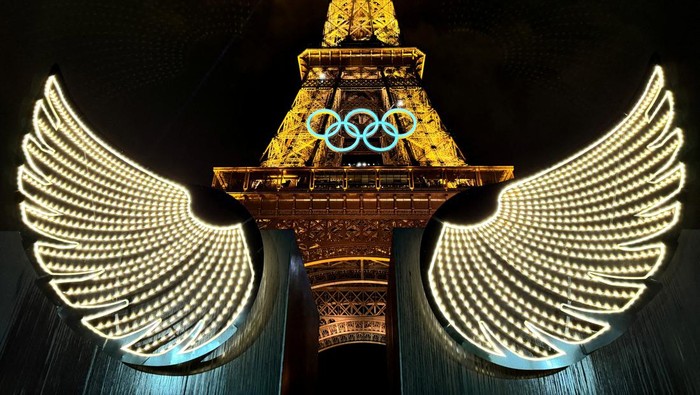 Paris 2024 Olympics - Opening Ceremony - Paris, France - July 26, 2024. A general view showing wings and the Olympic rings on the Eiffel Tower during the opening ceremony. REUTERS/Pawel Kopczynski     TPX IMAGES OF THE DAY