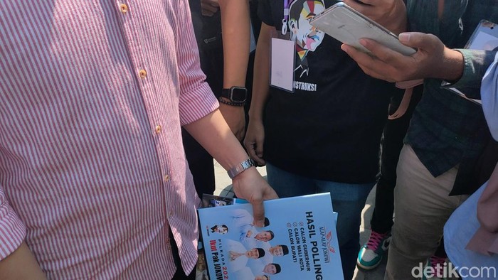 Gibran Rakabuming membawa buku di acara Munas Alap-alap Jokowi di Karanganyar, Sabtu (27/7/2024).