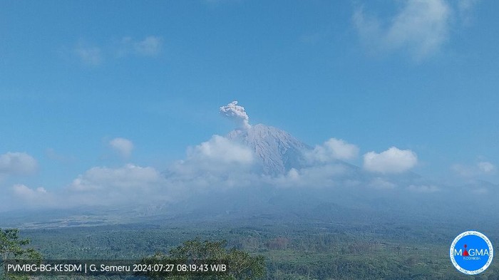 gunung semeru erupsi sabtu 27 juli 2024