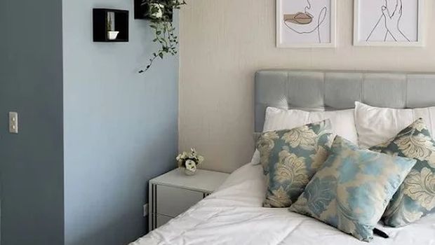 Ide cat kamar tidur beige dan light steel blue.