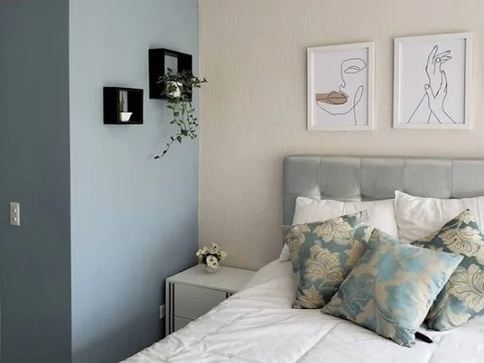 Ide cat kamar tidur beige dan light steel blue.