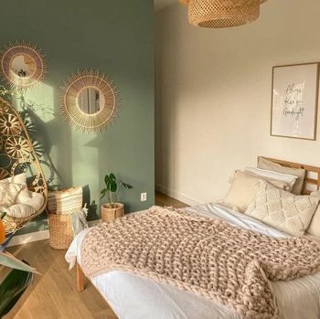 Ide cat kamar tidur beige dan sage.