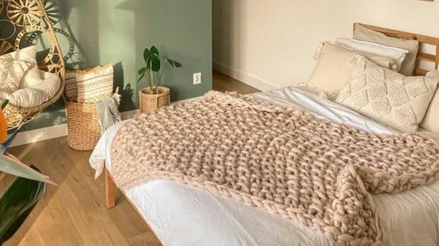 Ide cat kamar tidur beige dan sage.