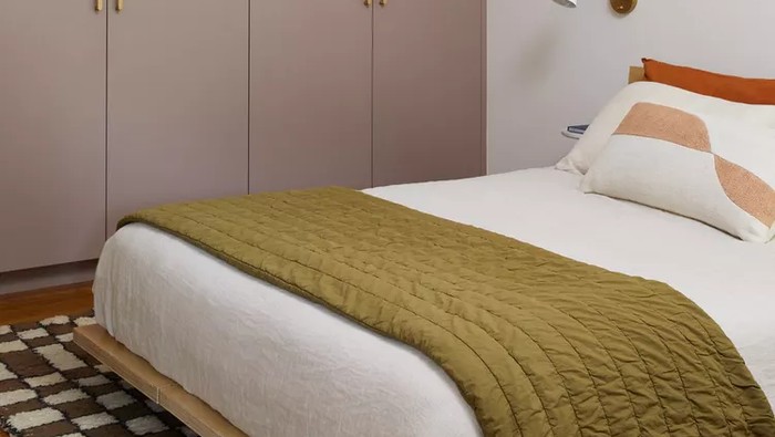 Ide cat kamar tidur dusty pink dan putih.