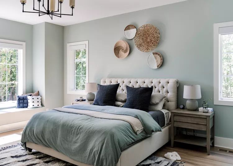 Ide cat kamar tidur putih dan pale blue.