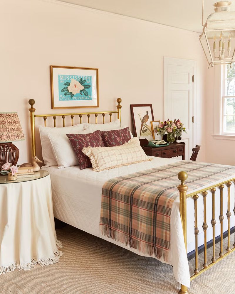 Ide cat kamar tidur putih dan soft pink.