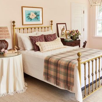 Ide cat kamar tidur putih dan soft pink.