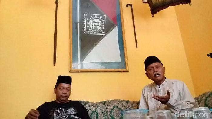 Jari (kaus hitam) yang mengaku Nabi Isa dan pengikutnya di Jombang