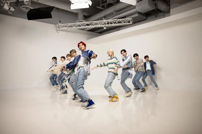 Adegan dalam serial dokumenter K-Pop Idols yang tayang di Apple TV+ mulai 30 Agustus 2024.