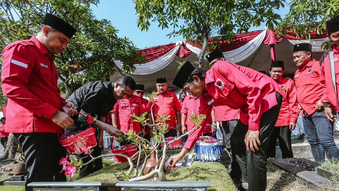 Kader PDIP Tabur Bunga ke Makam Penggeprak Promeg