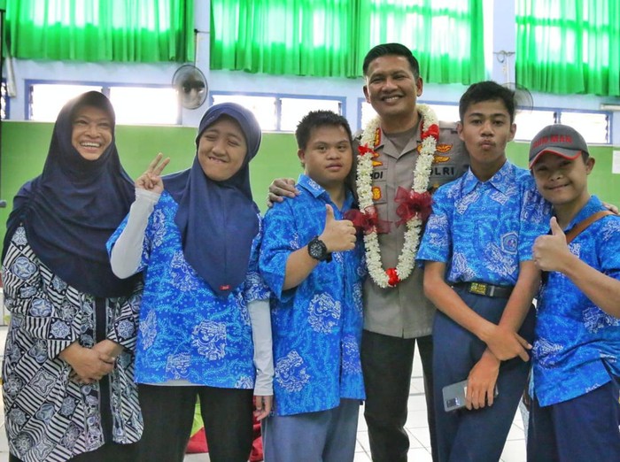 Kapolresta Malang Kota Kombes Pol Budi Hermanto saat bercengkerama dengan siswa-siswi YPAC