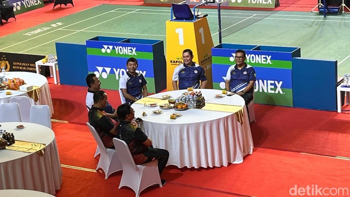 Kapolri Jenderal Listyo Sigit Prabowo menghadiri penutupan turnamen bulutangkis Kapolri Cup 2024. Mantan Kapolri Jenderal (Purn) Idham Azis turut hadir. (Rumondang/detikcom)