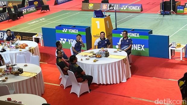 Kapolri Jenderal Listyo Sigit Prabowo menghadiri penutupan turnamen bulutangkis 'Kapolri Cup 2024'. Mantan Kapolri Jenderal (Purn) Idham Azis turut hadir. (Rumondang/detikcom)