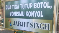 Karangan bunga ini awalnya muncul sejak Jumat (26/7). Sebelumnya sejumlah orang tampak datang menggelar aksi tabur bunga di depan gerbang PN Surabaya. (Foto: Praditya Fauzi Rahman/detikJatim)