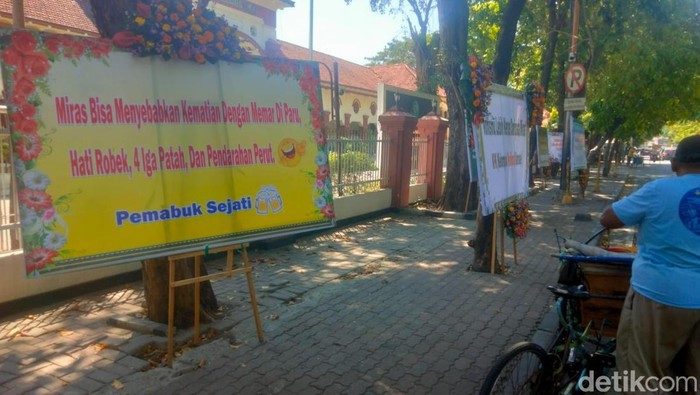 Karangan bunga di PN Surabaya Karangan bunga di PN Surabaya