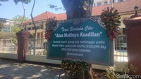 Mereka mengecam vonis bebas yang dijatuhkan majelis hakim PN Surabaya pada Gregorius Ronald Tannur. (Foto: Praditya Fauzi Rahman/detikJatim)