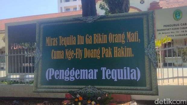 Karangan bunga di PN Surabaya