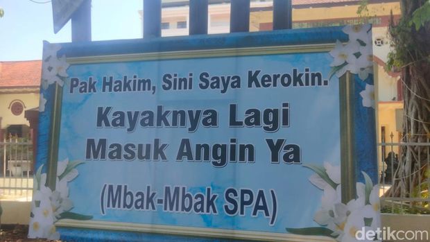 Karangan bunga di PN Surabaya usai hakim vonis bebas Ronald Tannur