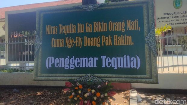 Karangan bunga di PN Surabaya usai hakim vonis bebas Ronald Tannur