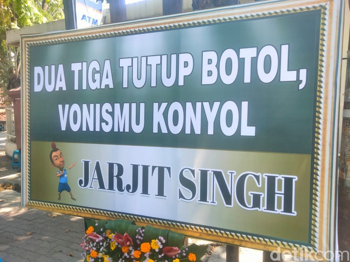 Karangan bunga di PN Surabaya usai hakim vonis bebas Ronald Tannur