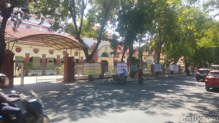 Karangan bunga di PN Surabaya