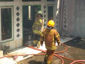 Bangunan Masjid di Pasar Caringin Bandung Terbakar