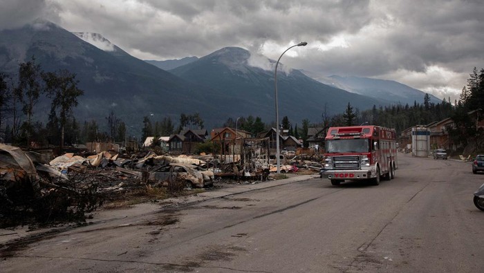 Kebakaran Hutan Hanguskan Kota Wisata Jasper Kanada A devastated residential block in Jasper, Alta., Canada is shown during a tour on Friday, July 26, 2024. AMBER BRACKEN/Pool via REUTERS