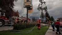 Menurut British Columbia Wildfire Service, hingga hari Jumat (26/7), indeks cuaca kebakaran telah menurun karena hujan dan suhu yang lebih dingin di sekitar provinsi Kanada tersebut. Petugas pemadam kebakaran berusaha untuk menyelamatkan sebanyak mungkin bangunan.