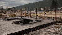 Sekitar 10 dari kebakaran tersebut terjadi di dekat perbatasan dengan British Columbia, tempat 423 kebakaran hutan terjadi dan puluhan perintah dan peringatan evakuasi dikeluarkan.  
