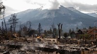 Kebakaran hutan yang berkobar telah menghancurkan kota wisata Jasper di Kanada bagian barat.