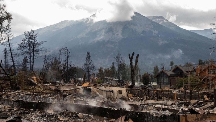 Kebakaran Hutan Hanguskan Kota Wisata Jasper Kanada A devastated residential block in Jasper, Alta., Canada is shown during a tour on Friday, July 26, 2024. AMBER BRACKEN/Pool via REUTERS