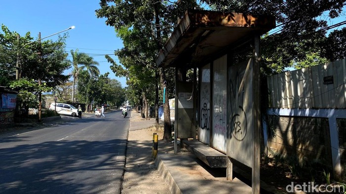 Kondisi halte angkot di Bandung