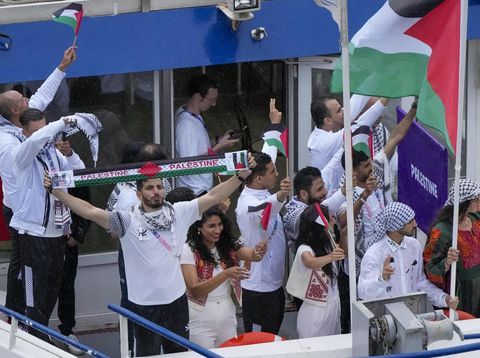 Kontingen Palestina mengikuti defie dengan menaiki kapal menyusuri sungai Seine jauh 6 km saat Pembukaan Olimpiade 2024 di Paris, Prancis, Jumat (26/7/2024). (Michael Reaves/Pool Photo via AP)