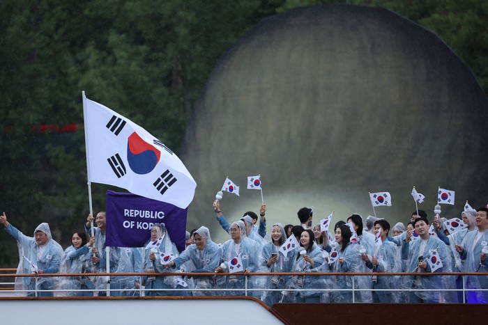 Paris 2024 Olympics - Opening Ceremony - Paris, France - July 26, 2024. Athletes of South Korea aboard a boat in the floating parade on the river Seine during the opening ceremony. REUTERS/Claudia Greco
