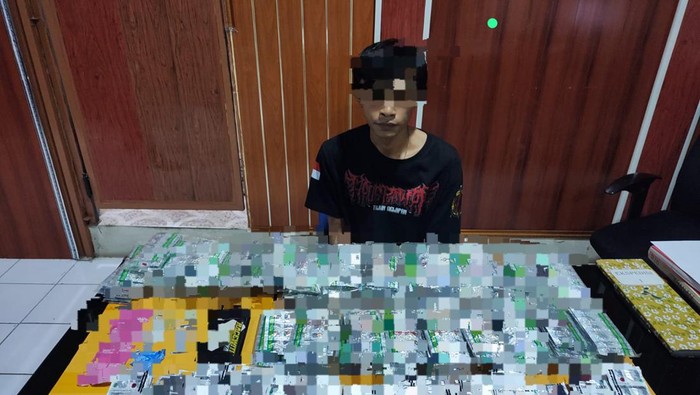 Kuli di Ngawi bersama barang bukti ribuan pil koplo