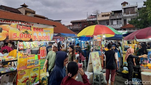 Suasana di lokasi berjualan kuliner di Pasar Badung, Jalan Sulawesi, Denpasar, Bali pada Sabtu (27/7/2024). (Karsiani Putri/detikBali)