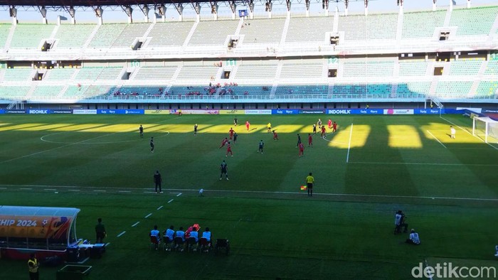 Laga Piala AFF U-19 Thailand vs Australia di Stadion GBT Surabaya